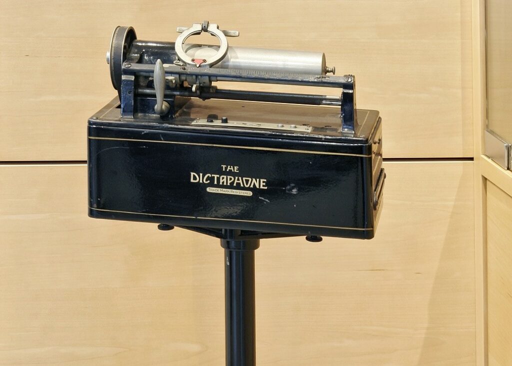 Museo Nicolis, Villafranca Verona, Dittafono, The Dictaphone Trade Mark Registered, fine '800, auto d'epoca, ph Rosa