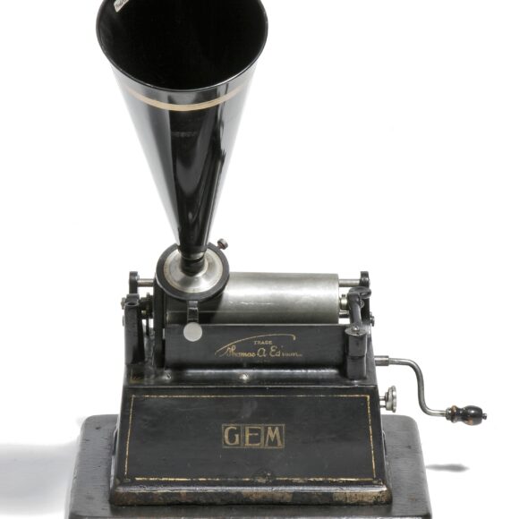 Museo Nicolis, villafranca Verona, Fonografo Gem T.A. Edison primi '900, auto d'epoca, ph Rosa