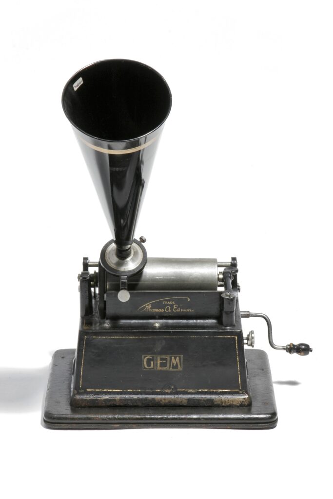 Museo Nicolis, villafranca Verona, Fonografo Gem T.A. Edison primi '900, auto d'epoca, ph Rosa