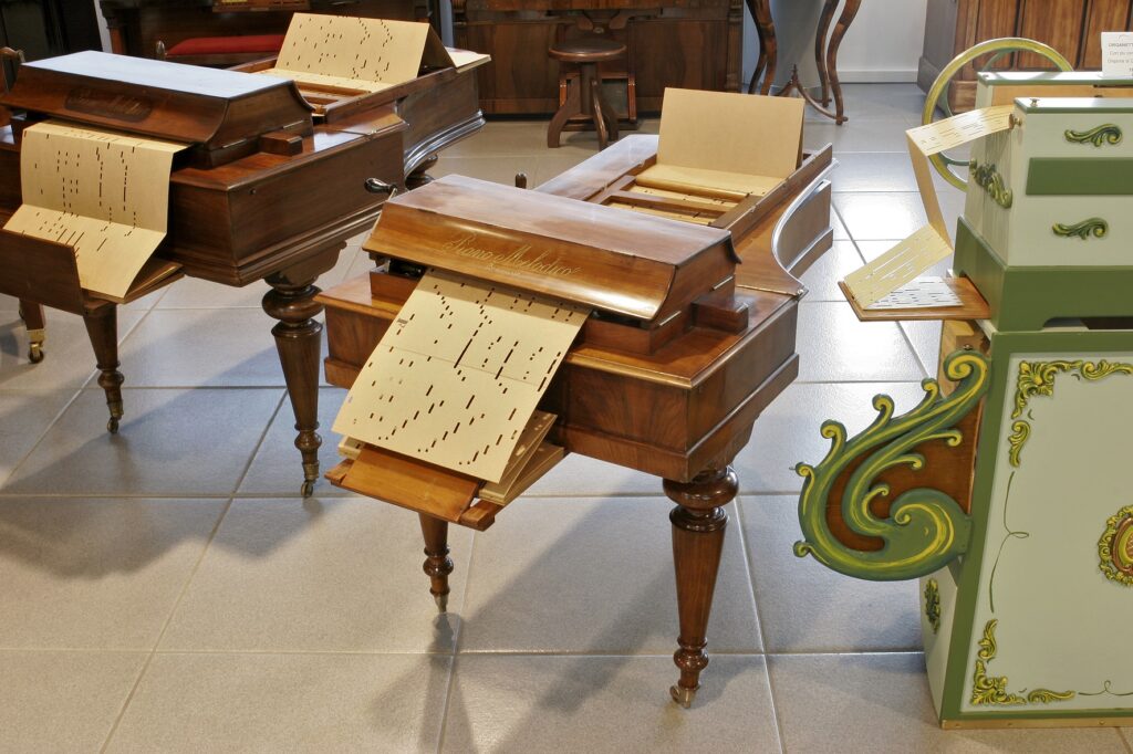 Museo Nicolis, Villafranca Verona, Piano Melodico Racca del 1800, auto d'epoca, ph Rosa