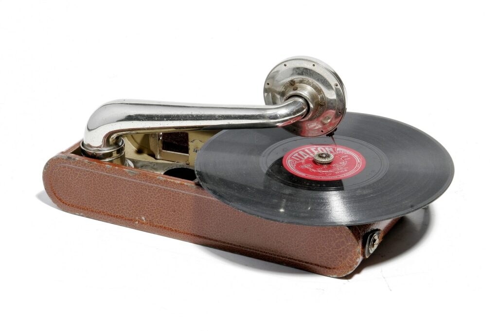 Museo Nicolis, Villafranca Verona, Grammofono portatile con custodia, anni '30, ph A. Rosa