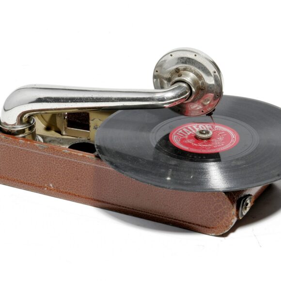 Museo Nicolis, Villafranca Verona, Grammofono portatile con custodia, anni '30, ph A. Rosa