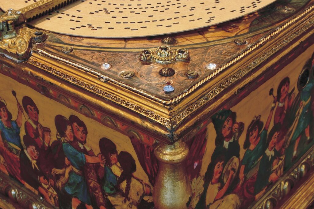 Museo Nicolis, Villafranca Verona, Scatola Musicale Ariston con disco forato in cartone del 1800, auto d'epoca, ph Rosa