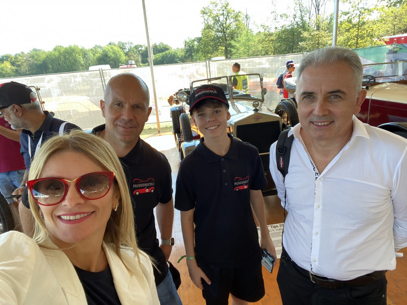 Museo Nicolis. GP Monza Driver's Parade, Silvia Thomas e Leonardo Nicolis con Roberto De Checchi
