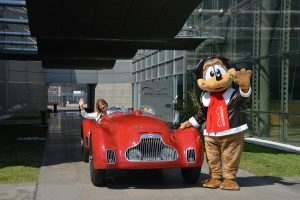 Museo Nicolis, mascotte Freccia, auto d'epoca ph Museo Nicolis