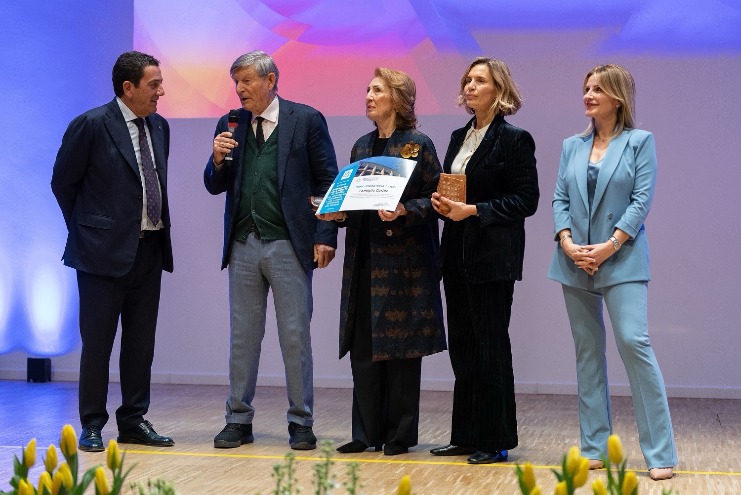 Premio Fedeltà Lavoro 2024, Silvia Nicolis con Giuseppe Riello e la famiglia Carlon, Palazzo Maffei Casa Museo ph Camera di Commercio Verona
