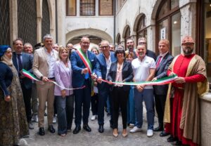 Museo Nicolis, Inaugurazione Iat Villafranca di Verona, Silvia Nicolis con Roberto Luca Dall'Oca, Claudia Barbera, Paolo Arena, Paolo Artelio, Luca Caputo, ph Zorzella Elisa, auto d'epoca, per Comune di Villafranca