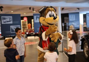 Museo Nicolis, Villafranca di Verona, mascotte Freccia, auto d'epoca, ph Leaduser