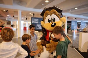 Museo Nicolis, Villafranca di Verona, mascotte Freccia, auto d'epoca, ph Leaduser