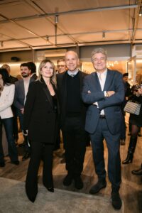 Museo Nicolis, Villafranca Verona, Silvia e Thomas Nicolis con Fabrizio Giugiaro, Premio Museo Nicolis, auto d'epoca, ph Leaduser