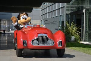 Museo Nicolis, Villafranca di Verona, mascotte Freccia, auto d'epoca, ph Leaduser