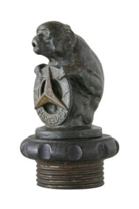 Museo Nicolis, Villafranca Verona, Mascotte Mercedes-Benz raffigurante una scimmia, Otto Pilz, 1910 circa, auto d'epoca, ph Rosa