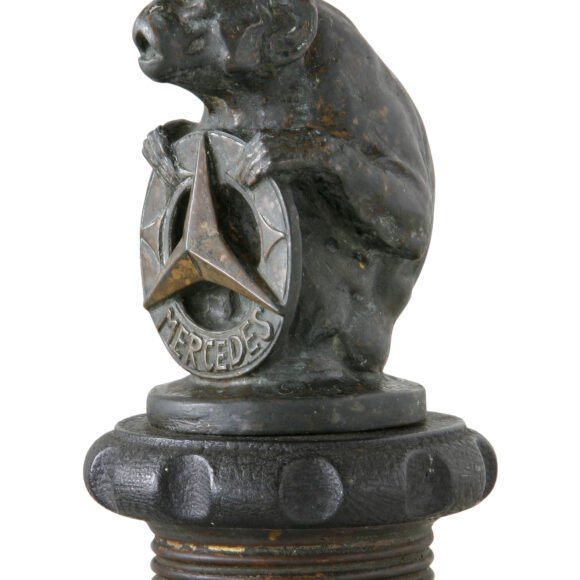 Museo Nicolis, Villafranca Verona, Mascotte Mercedes-Benz raffigurante una scimmia, Otto Pilz, 1910 circa, auto d'epoca, ph Rosa