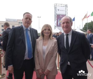 Museo Nicolis, Villafranca Verona, Silvia Nicolis con Federico Bricolo e Luca Zaia a Vinitaly, auto d'epoca, ph Vinitaly