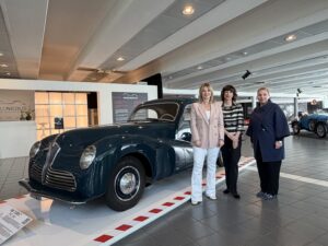 Museo Nicolis, Villafranca Verona, Silvia Nicolis con la Direttrice MART Micol Forti e Margherita de Pilati, auto d'epoca, ph Museo Nicolis
