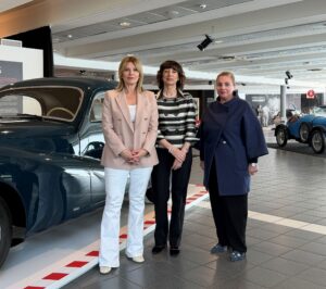 Museo Nicolis, Villafranca Verona, Silvia Nicolis con la Direttrice MART Micol Forti e Margherita de Pilati, auto d'epoca, ph Museo Nicolis