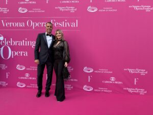 Silvia Nicolis con il marito Riccardo Meggiorini Fondazione Arena di Verona, Opera Traviata Giuseppe Verdi, Paul Curran ph Museo Nicolis Villafranca Verona auto d'epoca