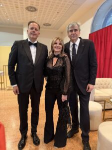 Fondazione Arena di Verona, Silvia Nicolis con Federico Bricolo pres Veronafiere e Gianmarco Mazzi Ministro del Turismo, Opera Traviata Giuseppe Verdi, Paul Curran ph Museo Nicolis Villafranca Verona auto d'epoca