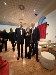 Fondazione Arena di Verona, Silvia Nicolis con Federico Bricolo pres Veronafiere e Gianmarco Mazzi Ministro del Turismo, Opera Traviata Giuseppe Verdi, Paul Curran ph Museo Nicolis Villafranca Verona auto d'epoca